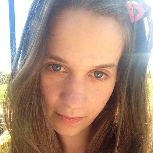 Meet your Posher, Hannah - Picture 2 of 3